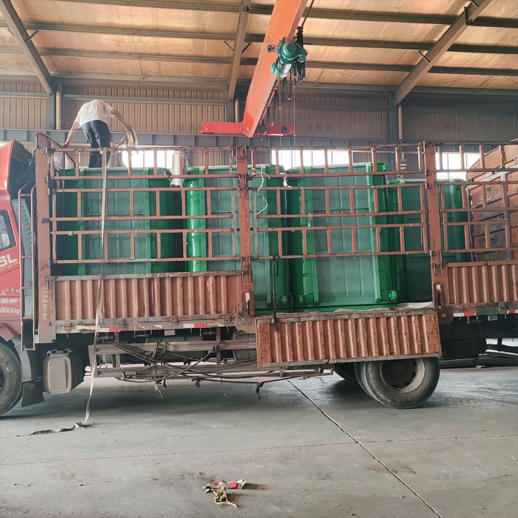 7个压膜垃圾箱发往浙江