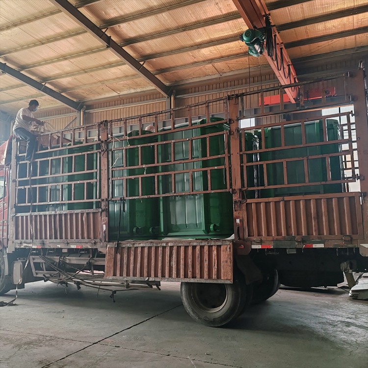 7个压膜垃圾箱发往浙江