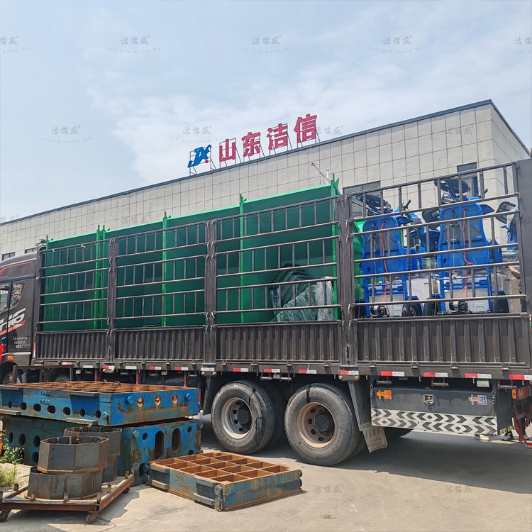 8个垃圾斗4个500L保洁车26垃圾桶发往甘肃